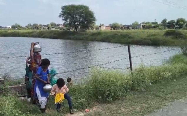श्योपुर की तकियापीर बस्ती में अंधेरा और गहराया पेयजल संकट, तालाब का गंदा पानी पीने को मजबूर ग्रामीण