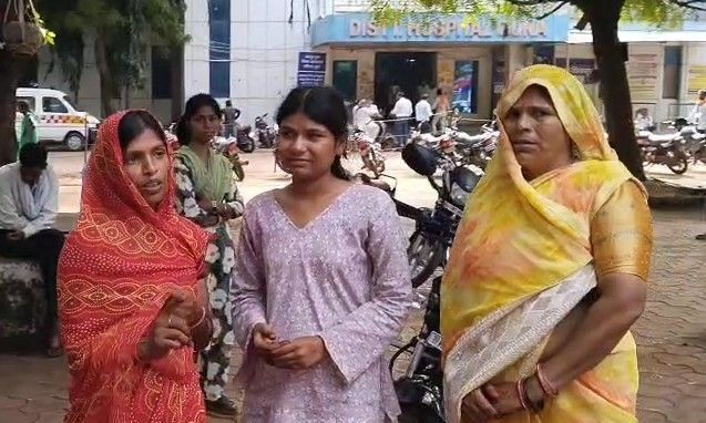 गुना में मजदूर ने पिया एसिड: पत्नी बोली- कमरे को किराए पर देने को लेकर ससुराल वाले करते थे परेशान