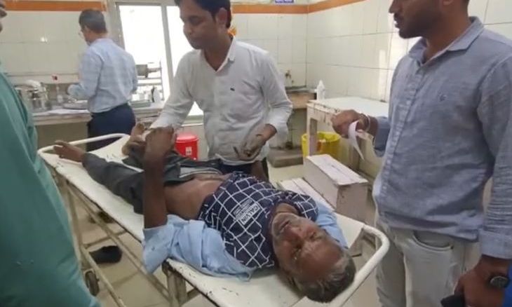 डबरा-ग्वालियर हाईवे पर कंटेनर ने वैगनआर को मारी टक्कर, एक बुजुर्ग गंभीर रूप से घायल