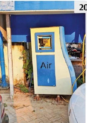ग्वालियर में पेट्रोल पंपों पर बुनियादी सुविधाओं का अभाव, हवा-पानी के लिए भटक रहे वाहन चालक