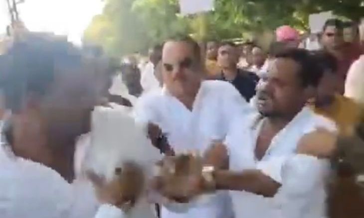 दतिया में भाजपा विधायक के प्रदर्शन के दौरान समर्थकों में भिड़ंत, माइक छीनने पर लगे नारे