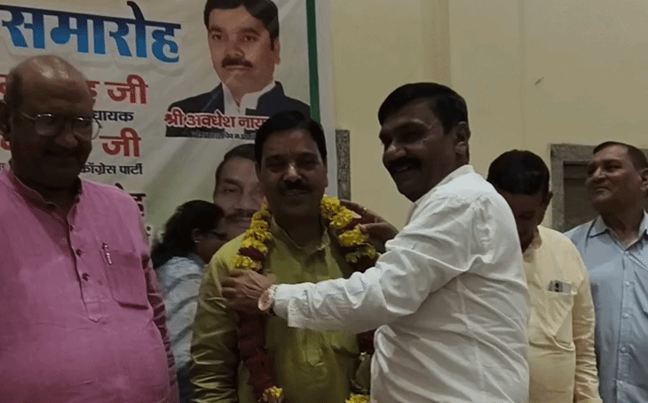 दतिया में सियासत गरमाई: पूर्व थाना प्रभारी शेर सिंह बड़ोनिया ने थामा कांग्रेस का हाथ, साधा निशाना