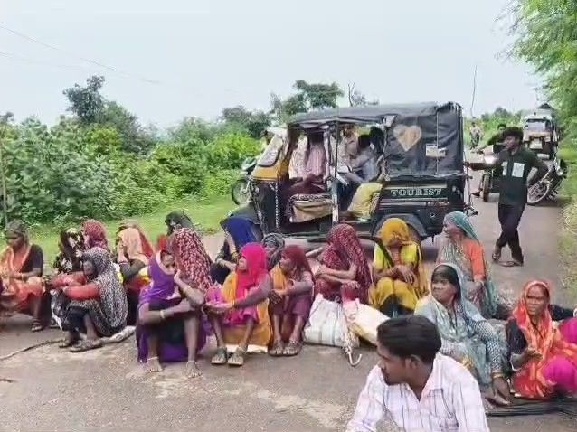 शिवपुरी: कोटे का राशन और शक्कर न मिलने पर आदिवासियों ने किया चक्काजाम, अधिकारियों के आश्वासन के बाद खुला रास्ता