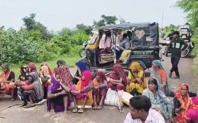 शिवपुरी: कोटे का राशन और शक्कर न मिलने पर आदिवासियों ने किया चक्काजाम, अधिकारियों के आश्वासन के बाद खुला रास्ता