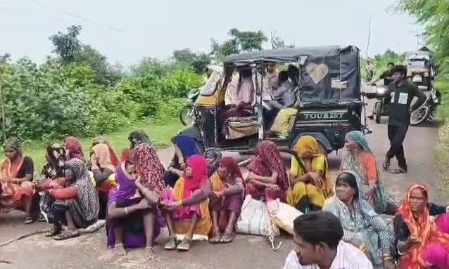 शिवपुरी: कोटे का राशन और शक्कर न मिलने पर आदिवासियों ने किया चक्काजाम, अधिकारियों के आश्वासन के बाद खुला रास्ता