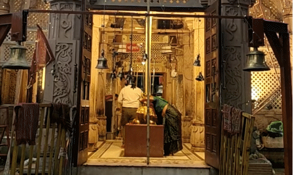 ग्वालियर के अचलेश्वर मंदिर में अनोखी परंपरा: रोज सुबह तिजोरी और दुकान की चाबी लेकर पहुंचते हैं व्यापारी