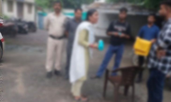 दतिया में डायल-112 की मुस्तैदी: सिंध नदी में छलांग लगाने जा रही युवती को पांच मिनट में बचाया