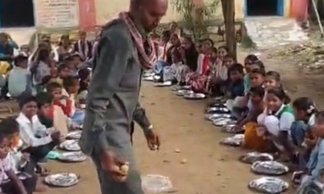 अटेर के मल्लपुरा में स्वतंत्रता दिवस के लड्डू खाने से तीन बच्चों की तबियत खराब