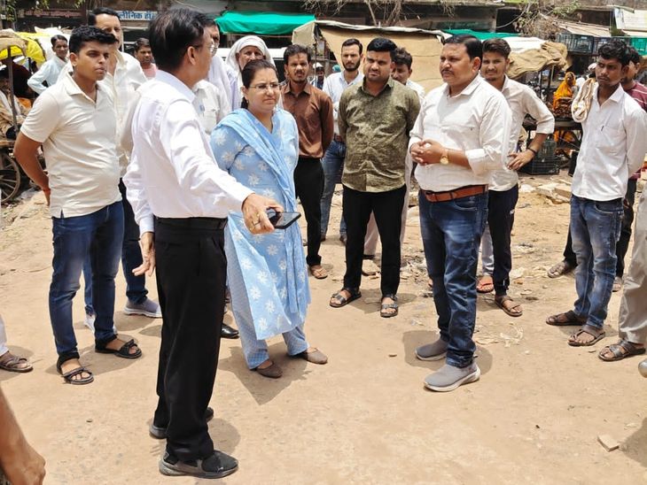 सबलगढ़ में विस्थापित सब्जी विक्रेताओं को मिलेगी नई जगह: एडीएम ने किया स्थलों का निरीक्षण