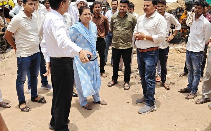 सबलगढ़ में विस्थापित सब्जी विक्रेताओं को मिलेगी नई जगह: एडीएम ने किया स्थलों का निरीक्षण
