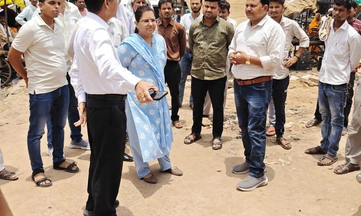 सबलगढ़ में विस्थापित सब्जी विक्रेताओं को मिलेगी नई जगह: एडीएम ने किया स्थलों का निरीक्षण