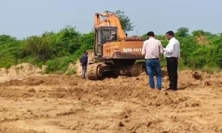 डबरा में अवैध मिट्टी खुदाई पर प्रशासन का शिकंजा, एसडीएम ने मौके पर पहुंचकर एलएनटी मशीन की जब्त