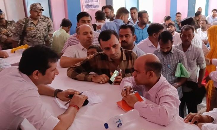 दतिया के थरेट शिविर में पहुंचे एक सौ से अधिक आवेदन, कलेक्टर और एसपी ने सुनी ग्रामीणों की फरियाद