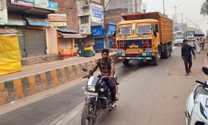ग्वालियर जैसे हादसे की आशंका: प्रतिबंध के बावजूद भिंड के बाजारों से गुजर रहे डंपर और रेत के ट्रैक्टर