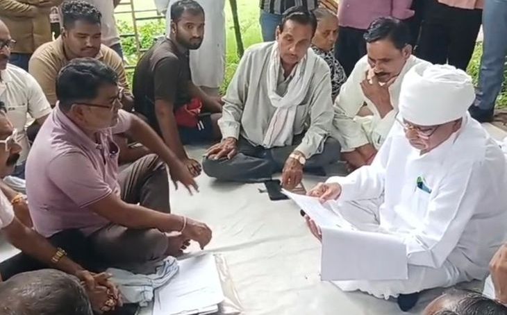 भांडेर में सफाई कर्मियों का 28वें दिन भी धरना जारी, विधायक फूल सिंह बरैया ने पहुंचकर दिया समर्थन