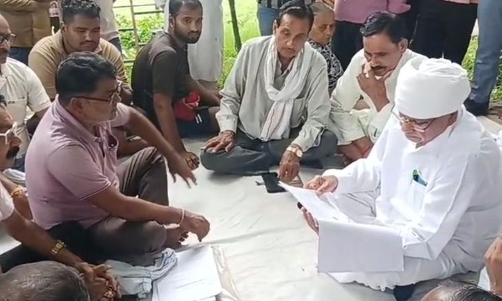 भांडेर में सफाई कर्मियों का 28वें दिन भी धरना जारी, विधायक फूल सिंह बरैया ने पहुंचकर दिया समर्थन