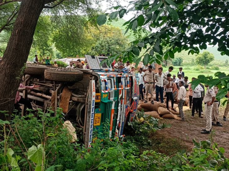 चंदेरी सड़क हादसा: ट्रक पलटने से क्लीनर की जान गई, तहसीलदार के चालक पर वसूली और मारपीट का आरोप