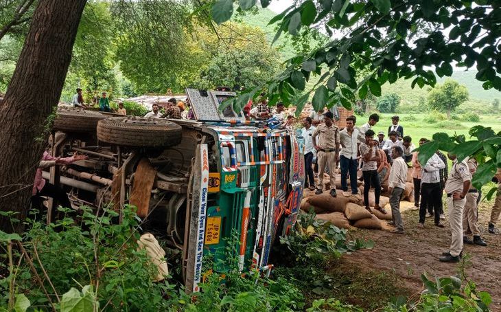 चंदेरी सड़क हादसा: ट्रक पलटने से क्लीनर की जान गई, तहसीलदार के चालक पर वसूली और मारपीट का आरोप