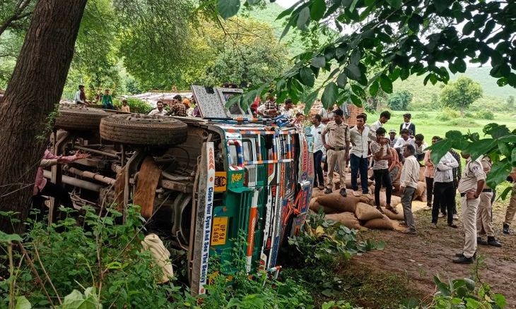 चंदेरी सड़क हादसा: ट्रक पलटने से क्लीनर की जान गई, तहसीलदार के चालक पर वसूली और मारपीट का आरोप