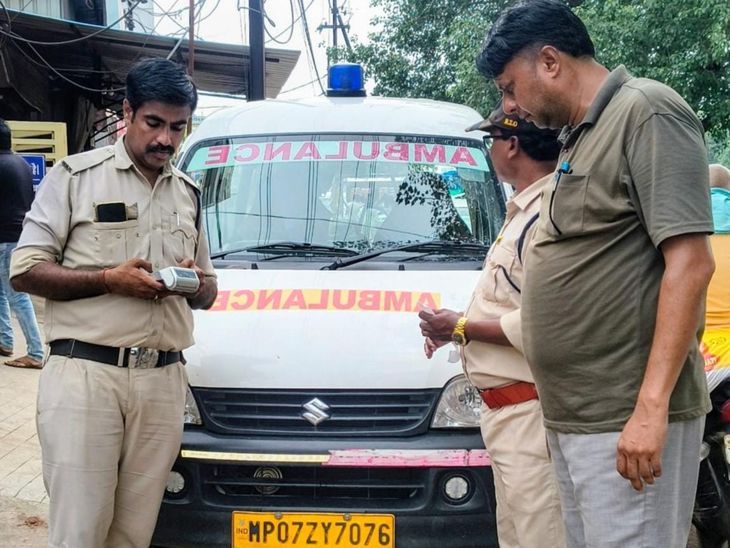 ग्वालियर में अस्पतालों के बाहर चल रहीं थी कागजों पर दम तोड़ती एंबुलेंस, परिवहन विभाग की कार्रवाई से मचा हड़कंप