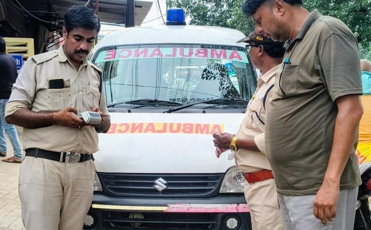 ग्वालियर में अस्पतालों के बाहर चल रहीं थी कागजों पर दम तोड़ती एंबुलेंस, परिवहन विभाग की कार्रवाई से मचा हड़कंप