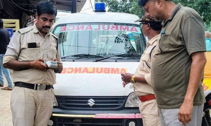 ग्वालियर में अस्पतालों के बाहर चल रहीं थी कागजों पर दम तोड़ती एंबुलेंस, परिवहन विभाग की कार्रवाई से मचा हड़कंप
