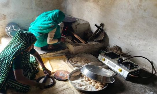 अशोकनगर: गैस कनेक्शन के बाद भी चूल्हे पर पक रहा बच्चों का मध्यान्ह भोजन, सिलेंडर नहीं मिलने से समूहों की बढ़ी मुश्किलें