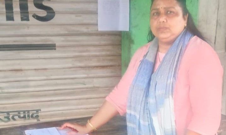 भिंड के रौन में खाद्य विभाग का छापा: शटर गिराकर भागे दुकानदार, बिक्री पर लगी रोक