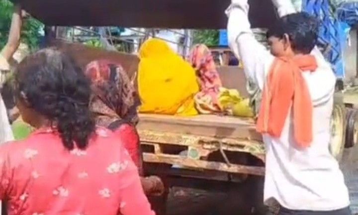 श्योपुर के सेसईपुरा में स्वास्थ्य व्यवस्थाओं की खुली पोल, प्रसव केंद्र बंद मिलने पर ट्रैक्टर-ट्रॉली में महिला ने दिया बच्चे को जन्म