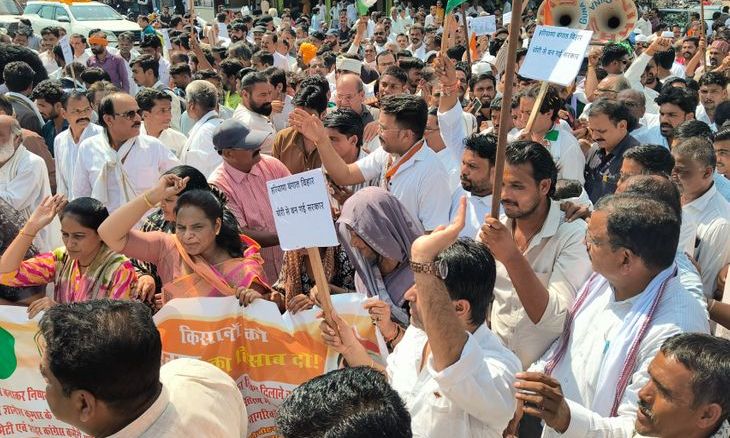 गुना में कांग्रेस का अनोखा प्रदर्शन: मुख्य चुनाव आयुक्त को हटाने की मांग को लेकर निकाला मार्च