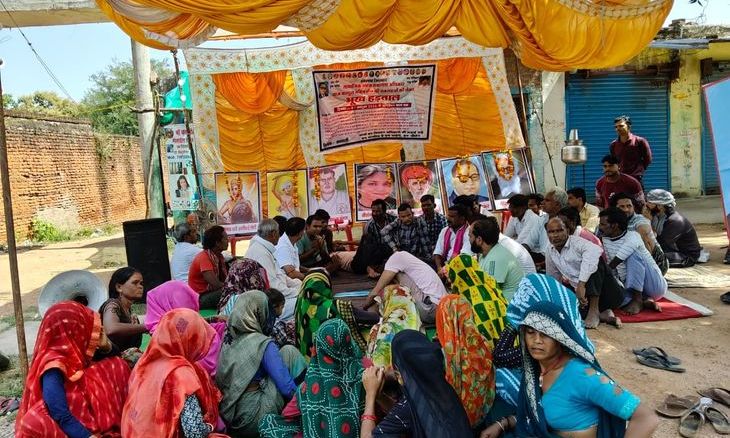 शिवपुरी के मनपुरा में स्वास्थ्य सेवाओं के लिए अनशन जारी, छठे दिन गिरा वजन