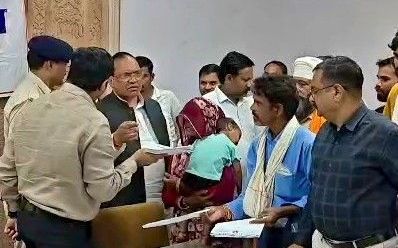 शिवपुरी कलेक्ट्रेट जनसुनवाई: आवास योजना में वसूली के आरोप और बीमा राशि न मिलने पर छलका दर्द