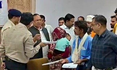 शिवपुरी कलेक्ट्रेट जनसुनवाई: आवास योजना में वसूली के आरोप और बीमा राशि न मिलने पर छलका दर्द
