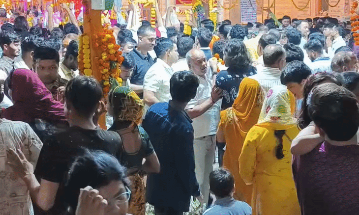 नवरात्र और शनिवार के अद्भुत संयोग पर दतिया पीतांबरा पीठ में उमड़ी डेढ़ लाख भक्तों की भीड़, शहर में लगा भीषण जाम