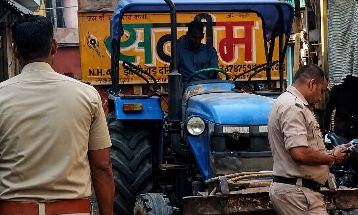दतिया में नो-एंट्री के बावजूद घुसा रेत से भरा ट्रैक्टर, यातायात पुलिस ने की सख्त कार्रवाई
