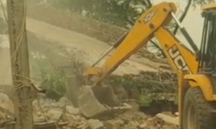 गुना में लूट के आरोपियों के अवैध निर्माण पर प्रशासन का चला बुलडोजर, पुलिस कर रही तलाश