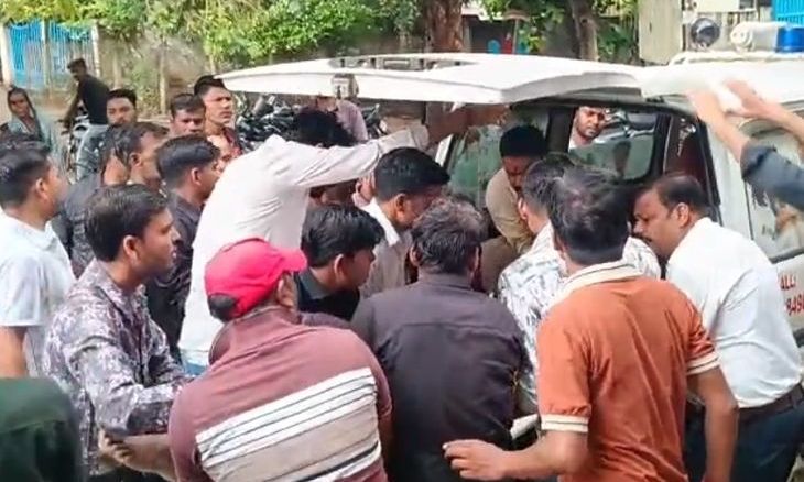 डबरा में लोडिंग वाहन का बैरिकेड तोड़कर गुजरने का प्रयास, बाइक सवार बुजुर्ग गंभीर रूप से घायल