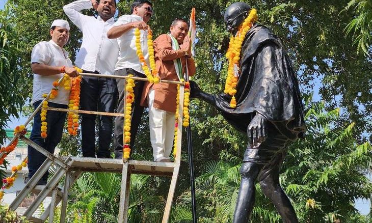 डबरा में गांधी जयंती पर कांग्रेस और भाजपा ने दी श्रद्धांजलि, चलाए सेवा और स्वच्छता अभियान
