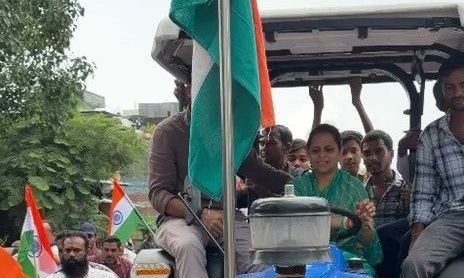 गुना में तिरंगा यात्रा का उत्साह: विधायक प्रियंका पैंची ने ट्रैक्टर और ई-स्कूटी चलाकर की अगुवाई