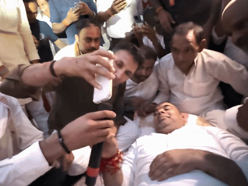 कैलारस शक्कर कारखाना बहाली की मांग: अनशन पर बैठे विधायक को मिला पटवारी का साथ, सरकार को चेतावनी