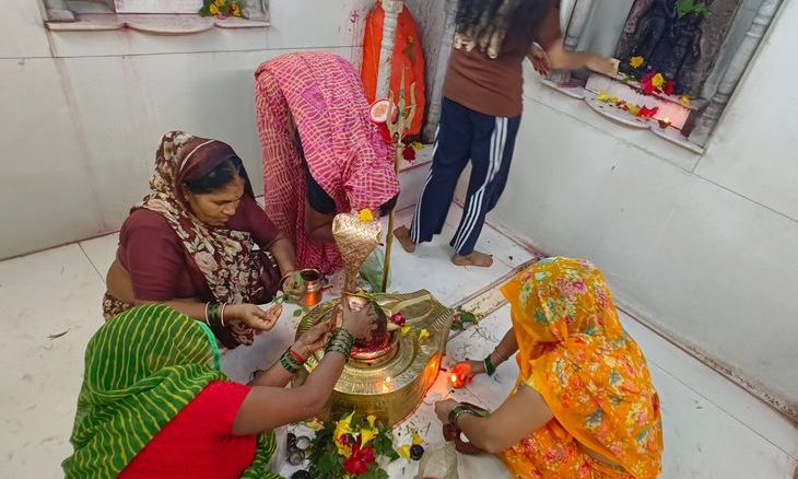 आलमपुर के ऐतिहासिक हरिहरेश्वर मंदिर में उमड़े भक्त, सावन सोमवार पर गूंजे भोले के जयकारे