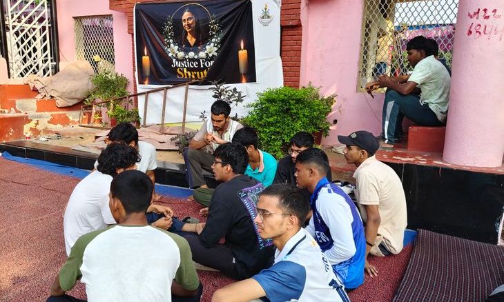 ग्वालियर एलएनआईपीई में तेरहवें दिन भी छात्रों का विरोध प्रदर्शन जारी, स्वास्थ्य बिगड़ने के बावजूद आंदोलन पर अड़े युवा
