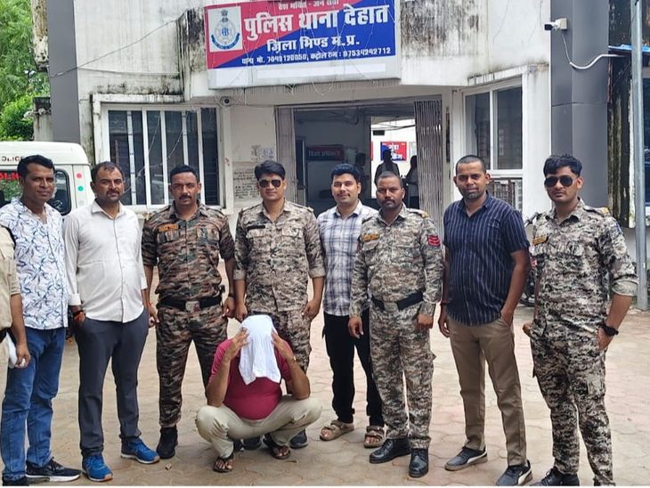 अनोखा मामला: 18 साल से पुलिस को चकमा दे रहा 10 हजार का इनामी वारंटी घर पर ही मिला, फोन करने पर खुद पहुंचा थाना