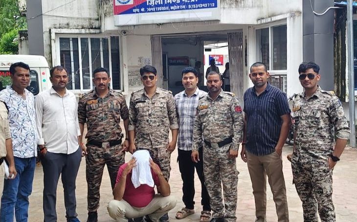अनोखा मामला: 18 साल से पुलिस को चकमा दे रहा 10 हजार का इनामी वारंटी घर पर ही मिला, फोन करने पर खुद पहुंचा थाना