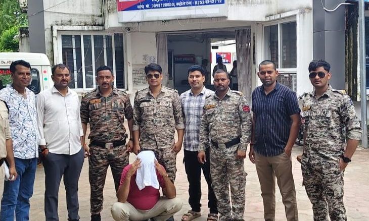 अनोखा मामला: 18 साल से पुलिस को चकमा दे रहा 10 हजार का इनामी वारंटी घर पर ही मिला, फोन करने पर खुद पहुंचा थाना