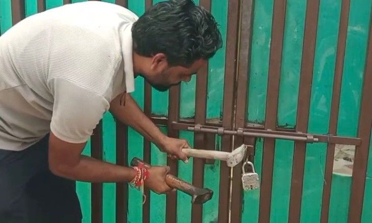दतिया में प्रशासन का बड़ा एक्शन, राजघाट कॉलोनी में 18 सरकारी आवासों से अवैध कब्जा हटाया