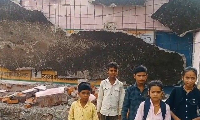 शिवपुरी: स्कूल की जर्जर छत ढही, बड़ा हादसा टला; छात्रों की सुरक्षा पर उठे सवाल