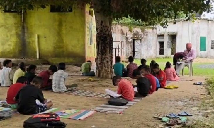 मुरैना: जर्जर छत और टपकते पानी के साये में पढ़ने को मजबूर हैं चक्कपुरा स्कूल के बच्चे