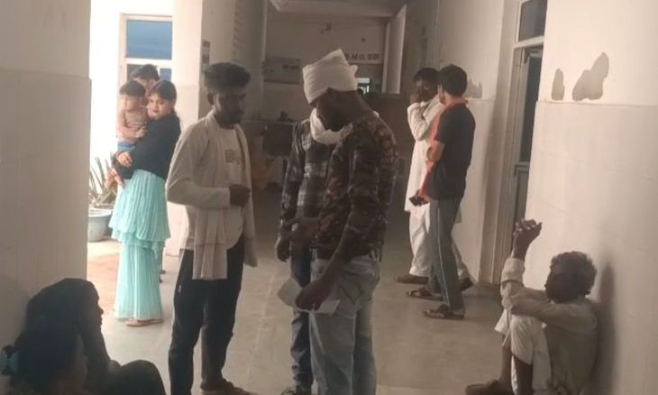 भांडेर में टैक्सी पलटी, आठ घायल; ट्रैक्टर चालक फरार