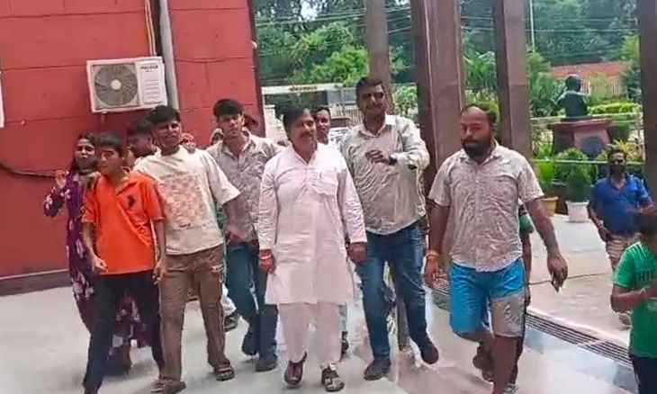 ग्वालियर में फूटा जल संकट का गुस्सा: वार्ड 33 के लोगों ने निगम मुख्यालय पर किया प्रदर्शन